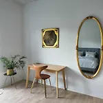 Modern & Homely Apartment - Free Parking